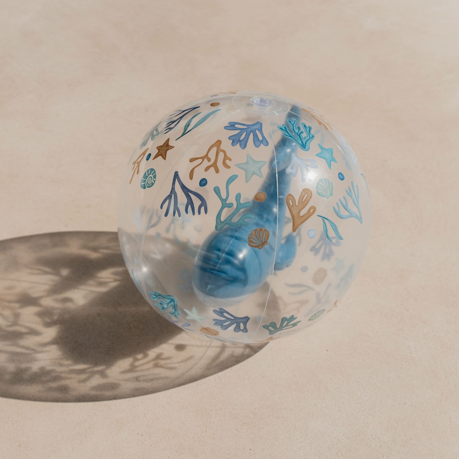 Little Dutch 3D Beach Ball in bleu on the sand