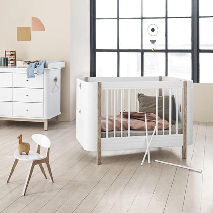 Oliver Furniture Wood Mini+ Cot Bed incl. Junior Kit - White & Oak (0-9 Years)