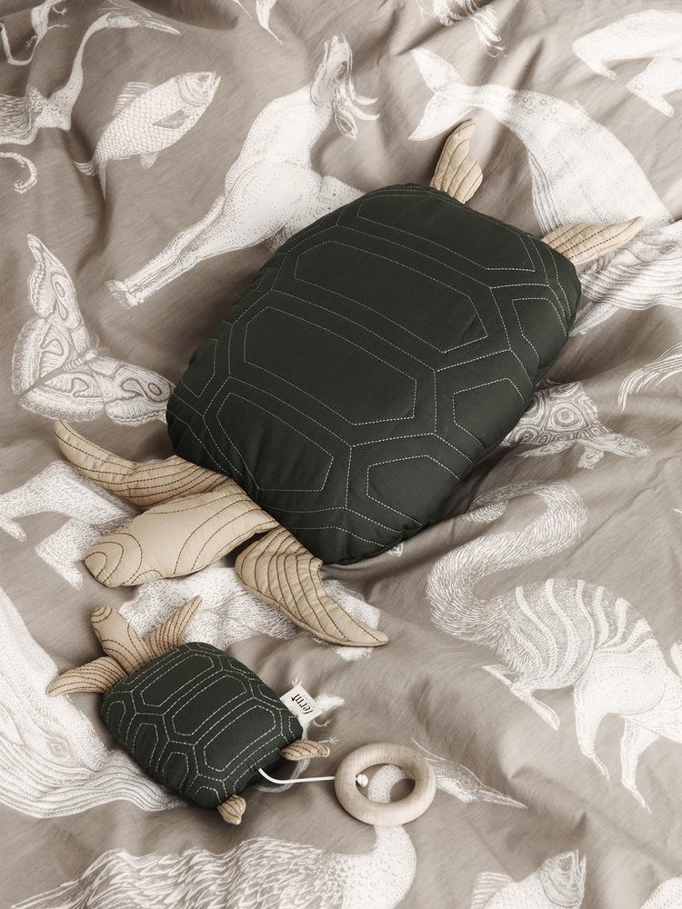 Ferm Living Quilted Music Mobile - Turtle in Deep Forest - Scandibørn