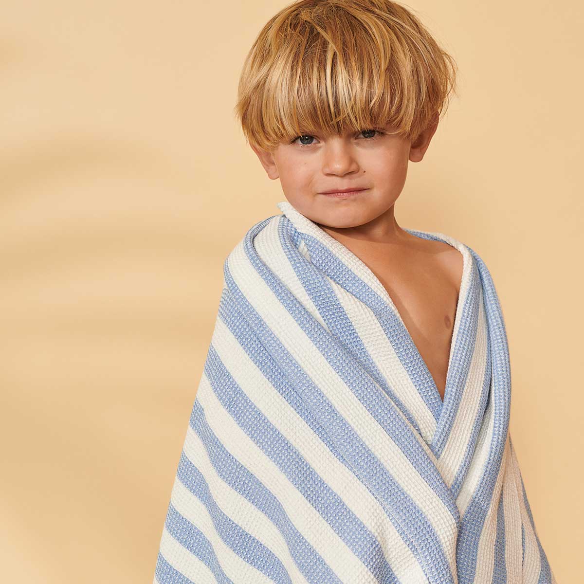 Liewood Macy Beach Towel - Y/D Stripe: Sky Blue/Creme De La Creme - Scandibørn