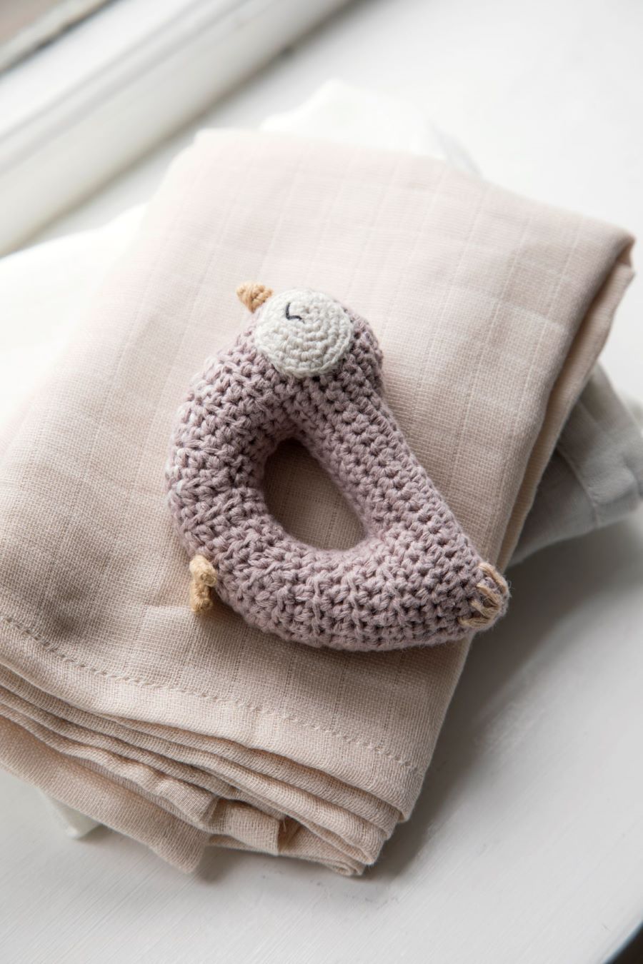Sebra Crochet Rattle Bliss the Bird in Misty Rose - Scandibørn