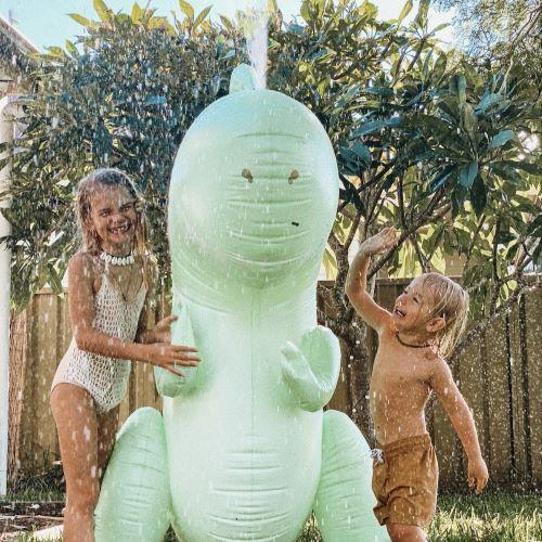 Sunny Life Inflatable Giant Sprinkler - Surfing Dino - Scandibørn