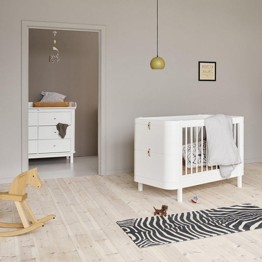 Oliver Furniture Wood Mini+ Cot Bed incl. Junior Kit - White (0-9 Years)